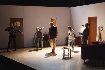 Helsingin Kaupunginteatteri – Nykyesityksen näyttämö – Somatic Sitcom – Kuvassa Antti Timonen, Juha Jokela, Hanna Ahti, Esete Sutinen, Vappu Nalbantoglu – Kuva Katri Naukkarinen