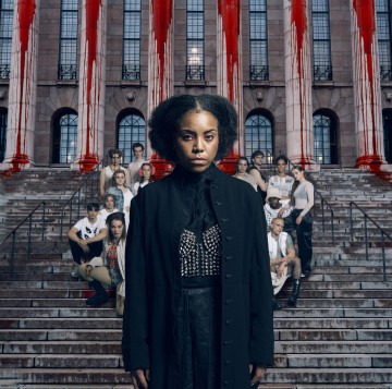 Helsingin Kaupunginteatteri – Antigone – Kuvassa Miriam Shange,  Olavi Angervo, Eeli Jurvelin, Elisa Mattila,  Clara Kinnunen, Pyry Rautiainen, Alberto Rama, Venla Pulkkinen, Pyry Räty, Mawlawi Rahem, Adela Ogunbor, Abdirahman Bile, Annika Junno, Freddie Sukura – Kuva Mitro Härkönen