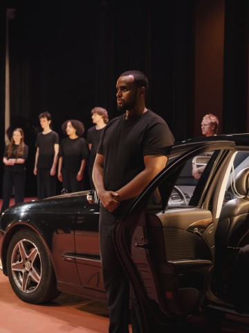 Helsingin Kaupunginteatteri - Antigone - Kuvassa Abdirahman Bile – Kuva Vilma Sappinen