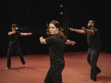 Helsingin Kaupunginteatteri - Antigone - Kuvassa Alberto Rama, Venla Pulkkinen, Abdirahman Bile – Kuva Vilma Sappinen