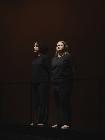 Helsingin Kaupunginteatteri - Antigone - Kuvassa Mirjam Shange, Elisa Mattila – Kuva Vilma Sappinen
