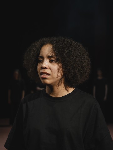 Helsingin Kaupunginteatteri - Antigone - Kuvassa Mirjam Shange – Kuva Vilma Sappinen