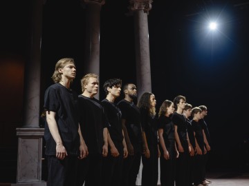 Helsingin Kaupunginteatteri - Antigone - Kuvassa 	Pyry Rautiainen, Freddie Sukura, Alberto Rama, Abdirahman Bile, Adela Ogunbor, Venla Pulkkinen, Eeli Jurvelin, Pyry Räty, Olavi Angervo, Mawlawi Rahem – Kuva Vilma Sappinen