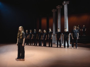 Helsingin Kaupunginteatteri - Antigone - Kuvassa etualalla Annika Junno – Kuva Vilma Sappinen