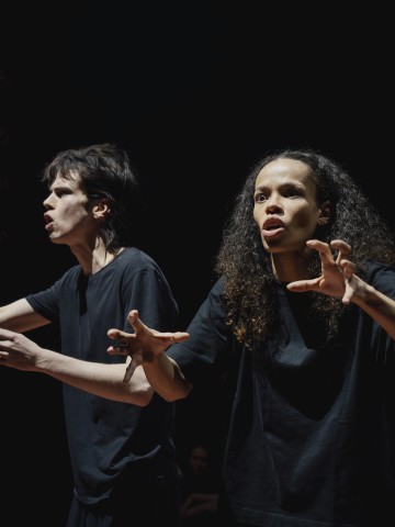 Helsingin Kaupunginteatteri - Antigone - Kuvassa Eeli Jurvelin, Adela Ogunbor – Kuva Vilma Sappinen