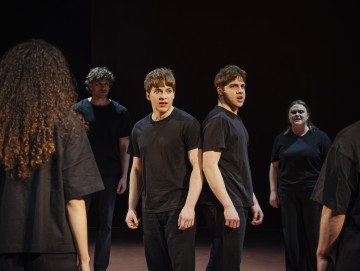 Helsingin Kaupunginteatteri - Antigone - Kuvassa Adela Ogunbor, Mawlawi Rahem, Olavi Angervo, Pyry Räty, Elisa Mattila – Kuva Vilma Sappinen