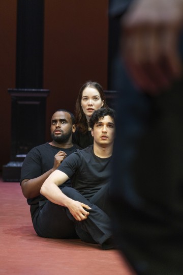 Helsingin Kaupunginteatteri - Antigone - Kuvassa Abdirahman Bile, Venla Pulkkinen, Alberto Rama – Kuva Sanni Sormunen