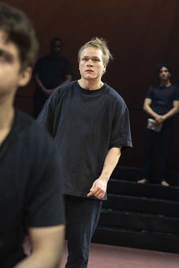 Helsingin Kaupunginteatteri - Antigone - Kuvassa Freddie Sukura – Kuva Sanni Sormunen