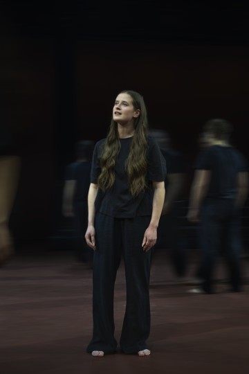 Helsingin Kaupunginteatteri - Antigone - Kuvassa Annika Junno – Kuva Sanni Sormunen