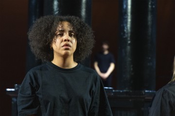 Helsingin Kaupunginteatteri - Antigone - Kuvassa Miriam Shange – Kuva Sanni Sormunen