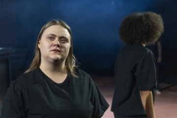 Helsingin Kaupunginteatteri - Antigone - Kuvassa Elisa Mattila, Miriam Shange– Kuva Sanni Sormunen