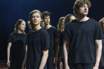 Helsingin Kaupunginteatteri - Antigone - Kuvassa Venla Pulkkinen, Pyry Rautiainen, Eeli Jurvelin, Mawlawi Rahem– Kuva Sanni Sormunen