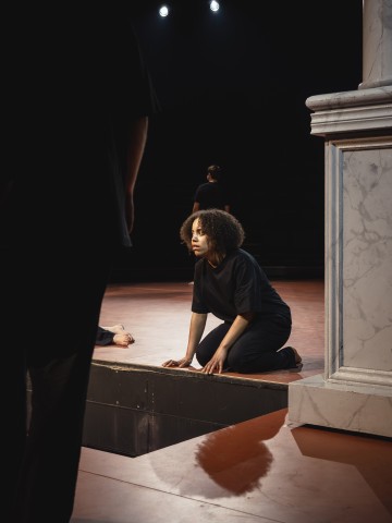 Helsingin Kaupunginteatteri - Antigone - Kuvassa Miriam Shange– Kuva Vilma Sappinen