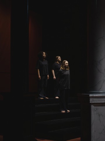 Helsingin Kaupunginteatteri - Antigone - Kuvassa Miriam Shange, Elisa Mattila, Clara Kinnunen– Kuva Vilma Sappinen