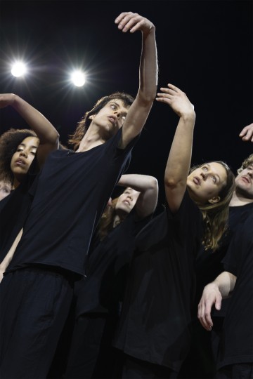 Helsingin Kaupunginteatteri - Antigone - Kuvassa Eeli Jurvelin, Clara Kinnunen – Kuva Sanni Sormunen