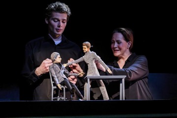 Helsingin Kaupunginteatteri - Status quo - På bilden Alexander Wendelin, Vuokko Hovatta - Foto Kasper Dalkarl