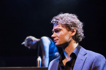 Helsingin Kaupunginteatteri - Status quo - På bilden Joachim Wigelius, Alexander Wendelin – Foto Kasper Dalkarl