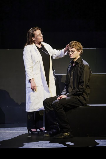 Helsingin Kaupunginteatteri - Status quo - På bilden Vuokko Hovatta, Alexander Wendelin – Foto Kasper Dalkarl