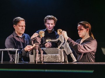 Helsingin Kaupunginteatteri - Status quo - På bilden Peter Kanerva, Alexander Wendelin, Vuokko Hovatta – Foto Kasper Dalkarl