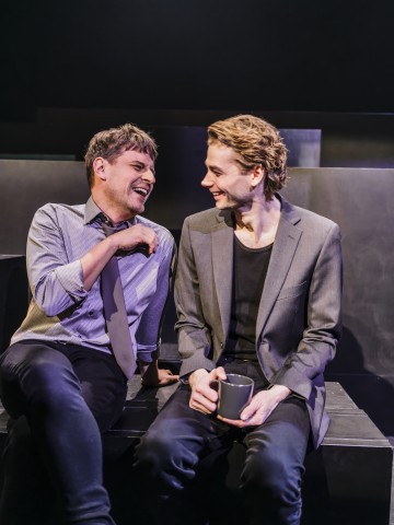 Helsingin Kaupunginteatteri - Status quo - På bilden Peter Kanerva, Alexander Wendelin – Foto Kasper Dalkarl