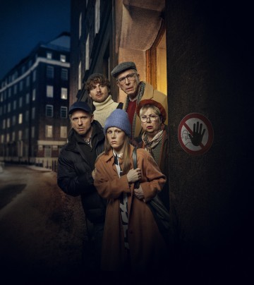 Lilla Teatern – De obehöriga – På bilden Sampo Sarkola, Mawlawi Rahem, Aksinja Lommi, Joachim Wigelius, Pia Runnakko – Foto Otto-Ville Väätäinen