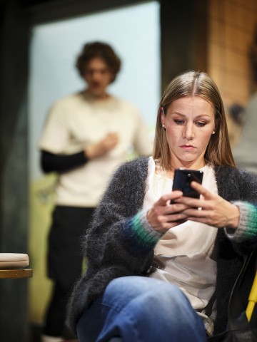 Lilla Teatern – De obehöriga – På bilden Mawlawi Rahem, Aksinja Lommi – Foto Kasper Dalkarl