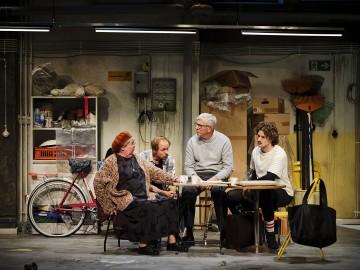 Lilla Teatern – De obehöriga – På bilden Pia Runnakko, Sampo Sarkola, Joachim Wigelius, Mawlawi Rahem – Foto Kasper Dalkarl