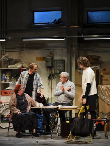 Lilla Teatern – De obehöriga – På bilden Pia Runnakko, Sampo Sarkola, Joachim Wigelius, Mawlawi Rahem – Foto Kasper Dalkarl