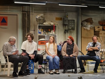 Lilla Teatern – De obehöriga – På bilden Joachim Wigelius, Mawlawi Rahem, Aksinja Lommi, Pia Runnakko, Sampo Sarkola – Foto Kasper Dalkarl