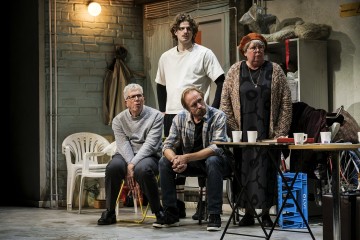 Lilla Teatern – De obehöriga – På bilden Joachim Wigelius, Mawlawi Rahem, Sampo Sarkola, Pia Runnakko – Foto Kasper Dalkarl