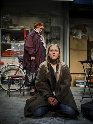 Lilla Teatern – De obehöriga – På bilden Pia Runnakko, Aksinja Lommi – Foto Kasper Dalkarl