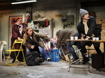 Lilla Teatern – De obehöriga – På bilden Pia Runnakko, Joachim Wigelius, Aksinja Lommi, Sampo Sarkola, Mawlawi Rahem – Foto Kasper Dalkarl