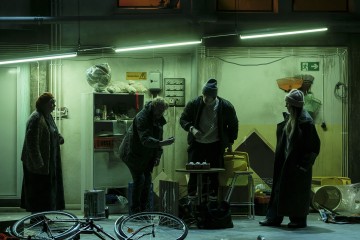 Lilla Teatern – De obehöriga – På bilden Pia Runnakko, Sampo Sarkola, Mawlawi Rahem, Aksinja Lommi – Foto Kasper Dalkarl