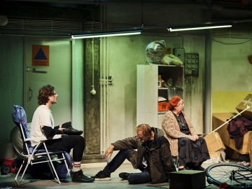 Lilla Teatern – De obehöriga – På bilden Mawlawi Rahem, Sampo Sarkola, Pia Runnakko – Foto Kasper Dalkarl