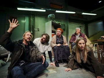 Lilla Teatern – De obehöriga – På bilden Sampo Sarkola, Mawlawi Rahem, Pia Runnakko, Aksinja Lommi, Joachim Wigelius – Foto Kasper Dalkarl