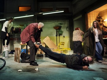 Lilla Teatern – De obehöriga – På bilden Mawlawi Rahem, Joachim Wigelius, Sampo Sarkola, Pia Runnakko, Aksinja Lommi – Foto Kasper Dalkarl