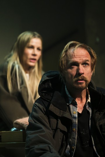 Lilla Teatern – De obehöriga – På bilden Aksinja Lommi, Sampo Sarkola – Foto Kasper Dalkarl