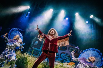 Helsingin Kaupunginteatteri – Fretti Mercury etsii onnea – Kuvassa Inka Tiitinen, Kai Lähdesmäki, Sofia Hilli– Kuva Julius Konttinen