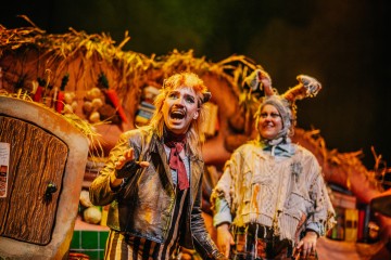 Helsingin Kaupunginteatteri – Fretti Mercury etsii onnea – Kuvassa Tuomas Korkia-Aho, Inkeri Hyvönen – Kuva Julius Konttinen