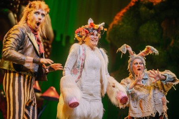 Helsingin Kaupunginteatteri – Fretti Mercury etsii onnea – Kuvassa Tuomas Korkia-Aho, Tiina Peltonen, Inkeri Hyvönen – Kuva Julius Konttinen