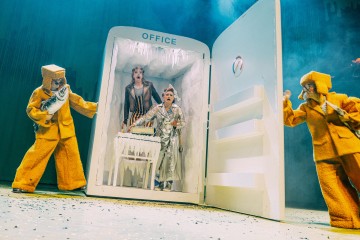 Helsingin Kaupunginteatteri – Fretti Mercury etsii onnea – Kuvassa Tiina Peltonen, Tuomas Korkia-Aho, Sari Haapamäki, Sofia Hilli – Kuva Julius Konttinen