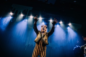 Helsingin Kaupunginteatteri – Fretti Mercury etsii onnea – Kuvassa	Tuomas Korkia-Aho – Kuva Julius Konttinen