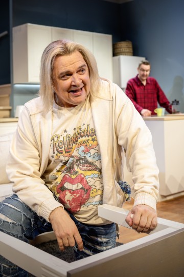 Helsingin Kaupunginteatteri – Kotijoukot – Kuvassa Jarkko Pajunen, Joonas Nordman – Kuva Otto-Ville Väätäinen