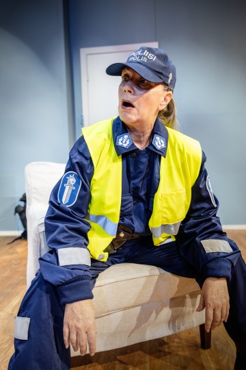 Helsingin Kaupunginteatteri – Kotijoukot – Kuvassa Helena Haaranen – Kuva Otto-Ville Väätäinen