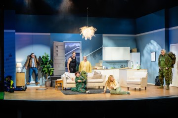 Helsingin Kaupunginteatteri – Kotijoukot – Kuvassa Helena Haaranen, Joonas Nordman, Sauli Suonpää, Niina Lahtinen, Sanna Saarijärvi, Emilia Sinisalo, Jarkko Pajunen– Kuva Otto-Ville Väätäinen