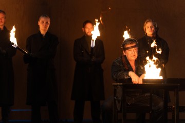 Helsingin Kaupunginteatteri - Nauravan kulkurin tarina - Kuvassa etualalla Santeri Kinnunen. takana Oliver Kollberg, Ella Lymi, Antti Timonen, Lasse Lipponen. – Kuva Mitro Härkönen