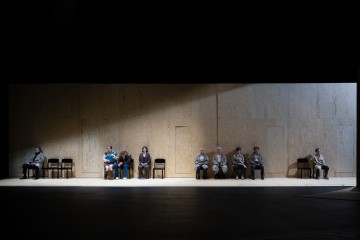 Helsingin Kaupunginteatteri - Nauravan kulkurin tarina - Kuvassa Santeri Kinnunen, Ella Lymi, Oliver Kollberg, Maria Ylipää, Kaisa Torkkel, Jari Pehkonen, Vappu Nalbantoglu, Jouko Klemettilä, Ursula Salo. – Kuva Mitro Härkönen