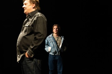Helsingin Kaupunginteatteri - Nauravan kulkurin tarina - Kuvassa Santeri Kinnunen, Lasse Lipponen – Kuva Mitro Härkönen