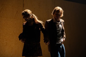 Helsingin Kaupunginteatteri - Nauravan kulkurin tarina - Kuvassa Ella Lymi, Oliver Kollberg – Kuva Mitro Härkönen