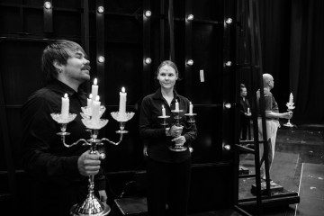 Helsingin Kaupunginteatteri - Nauravan kulkurin tarina harjoituksista - Kuvassa Joel Hirvonen, Ella Lymi, Jari Pehkonen – Kuva Heidi Piiroinen